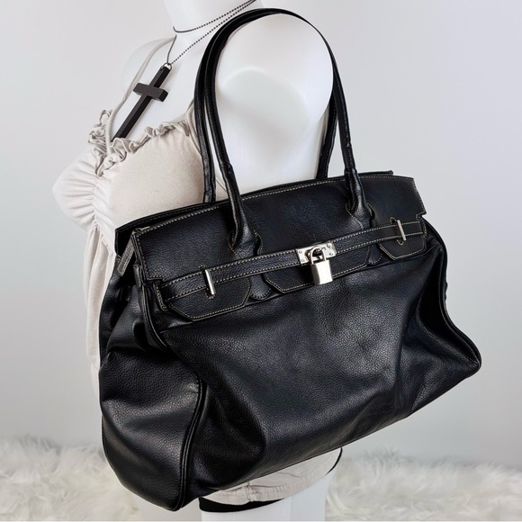 Handbags - ✚ Vintage black leather locket shoulder bag